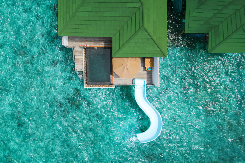 Water Villa avec une piscine privée et sont propre toboggan.