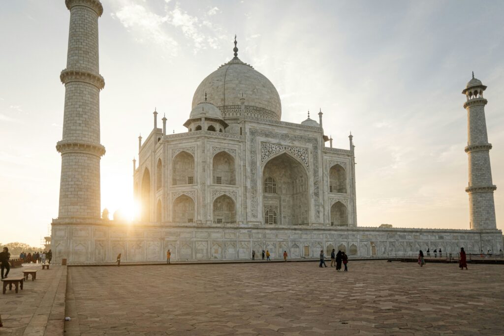 Taj Mahal au lever du soleil à Agra, en Inde : Voyage en Inde et aux Maldives