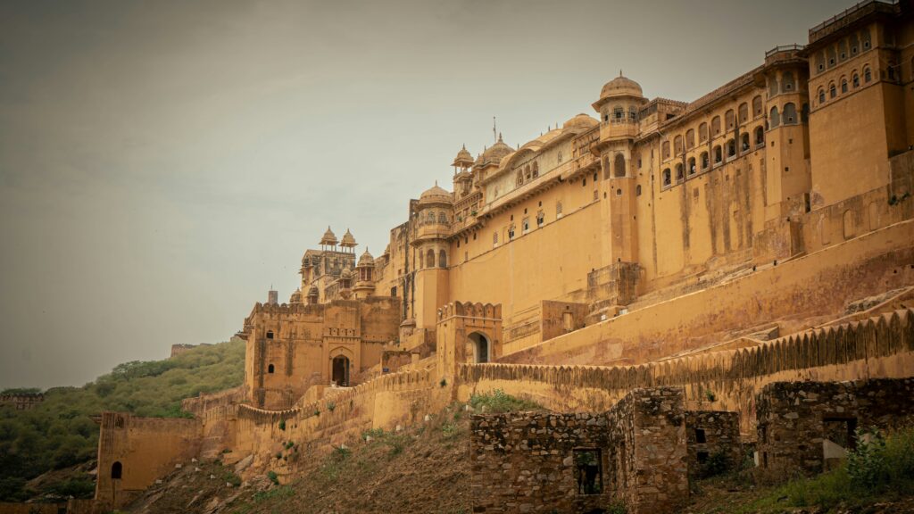 Vue du Fort d’Amber perché sur les collines à Jaipur : Voyage en Inde et aux Maldives