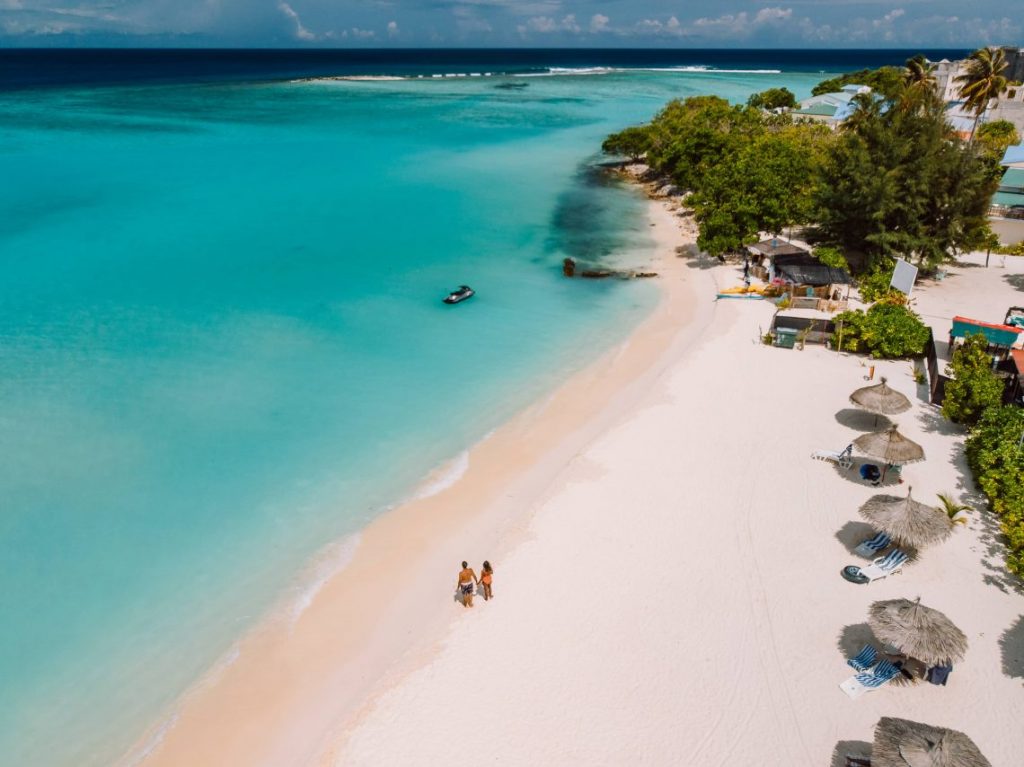 une île locale et une île-hôtel aux Maldives