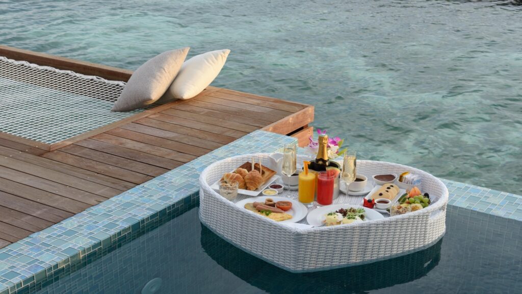 Petit-déjeuner flottant aux Maldives