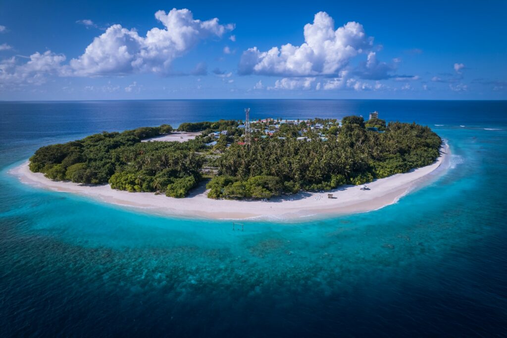 L'île locale de Kamadhoo aux Maldives 