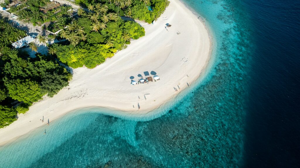 L'île locale de Kamadhoo aux Maldives 