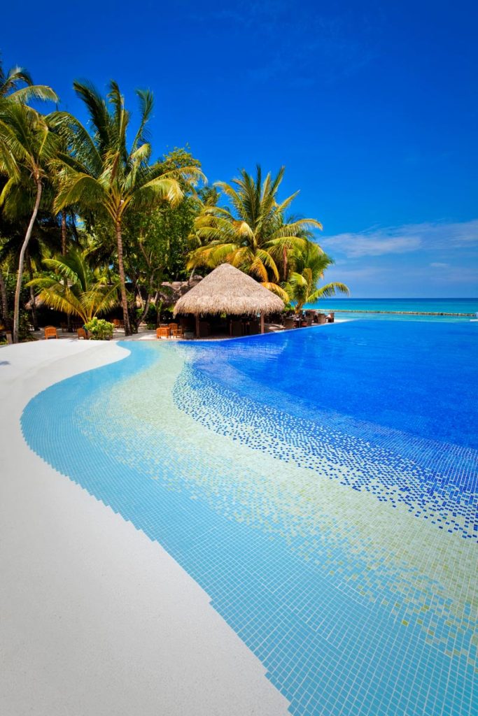 Piscine à débordement
