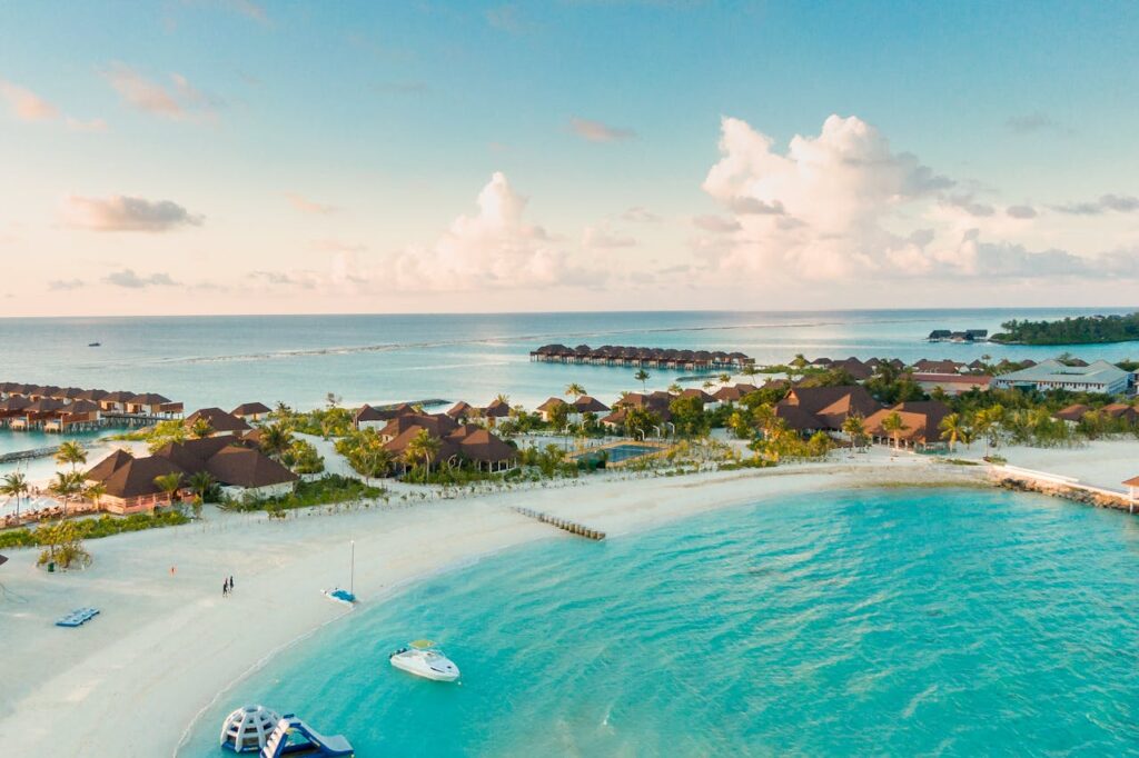 Combiner une île locale et un resort de luxe aux Maldives