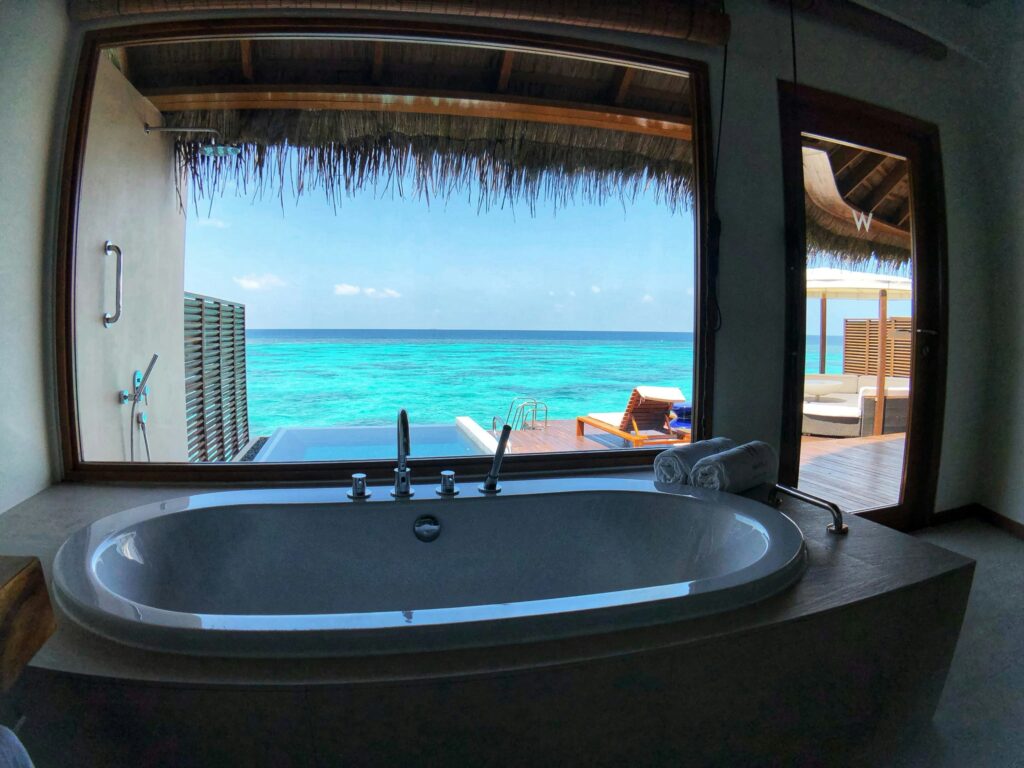 Baignoire avec vue sur la piscine et l’océan aux Maldives