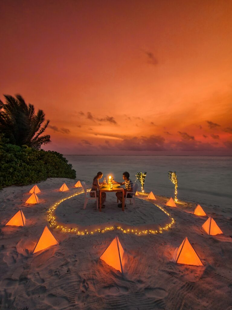Dîner romantique sur la plage aux Maldives