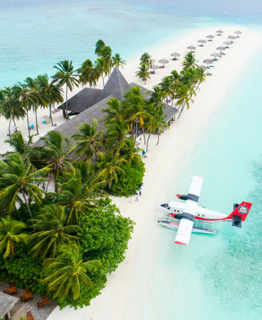 Hydravion attendant les voyageurs devant un resort aux Maldives : Voyage de noces aux Maldives